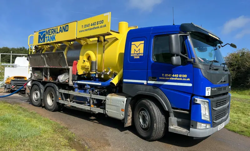 Residual fuel tank clean: thorough internal clean with powerful Amphitec V-Force vacuum tanker